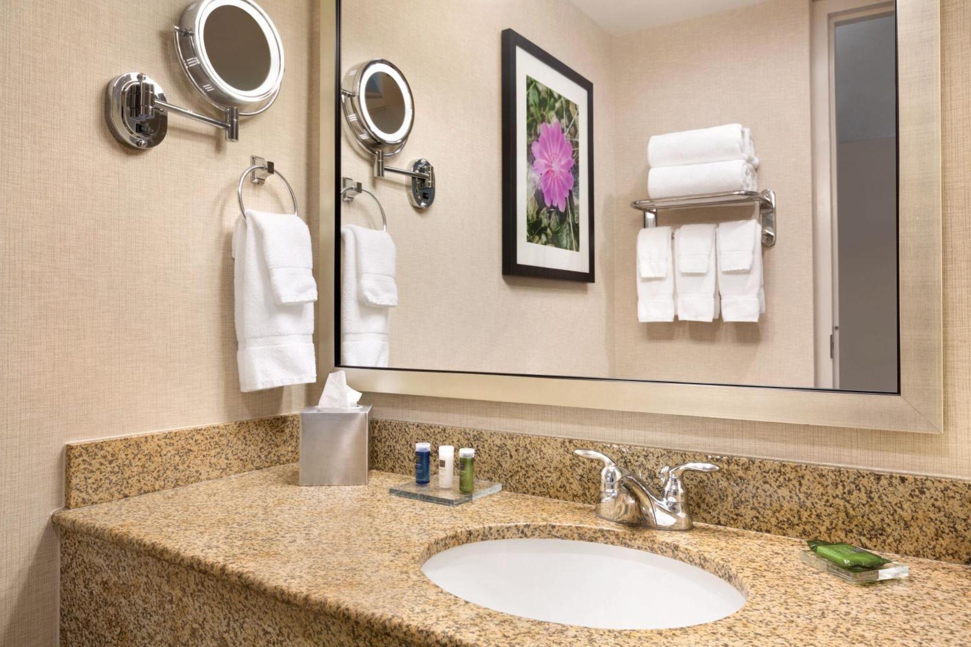 Delta Hotels By Marriott Helena Colonial Екстериор снимка